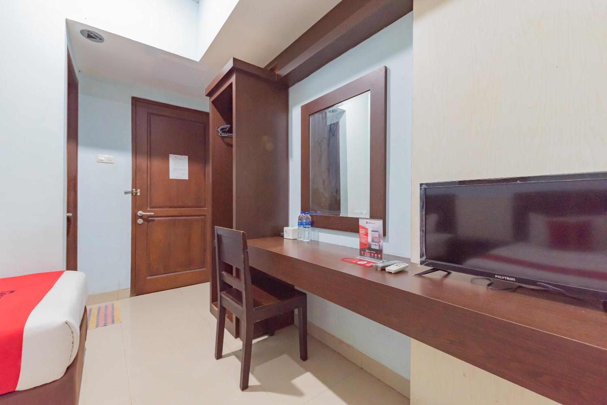 Reddoorz At La Mega Near Pasar Pagi Cirebon Hotel Exterior photo