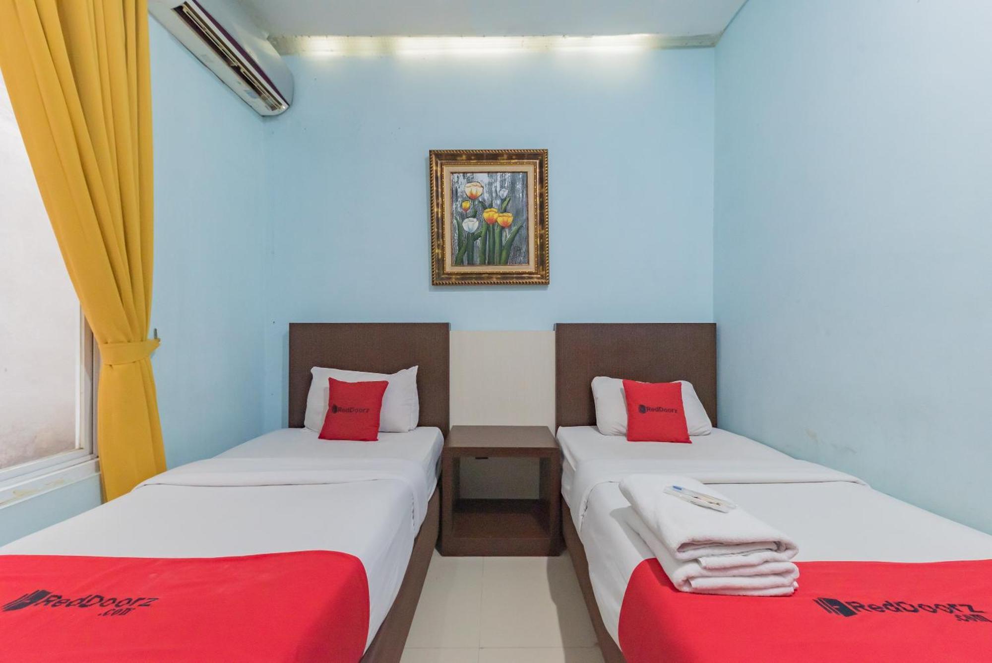 Reddoorz At La Mega Near Pasar Pagi Cirebon Hotel Exterior photo