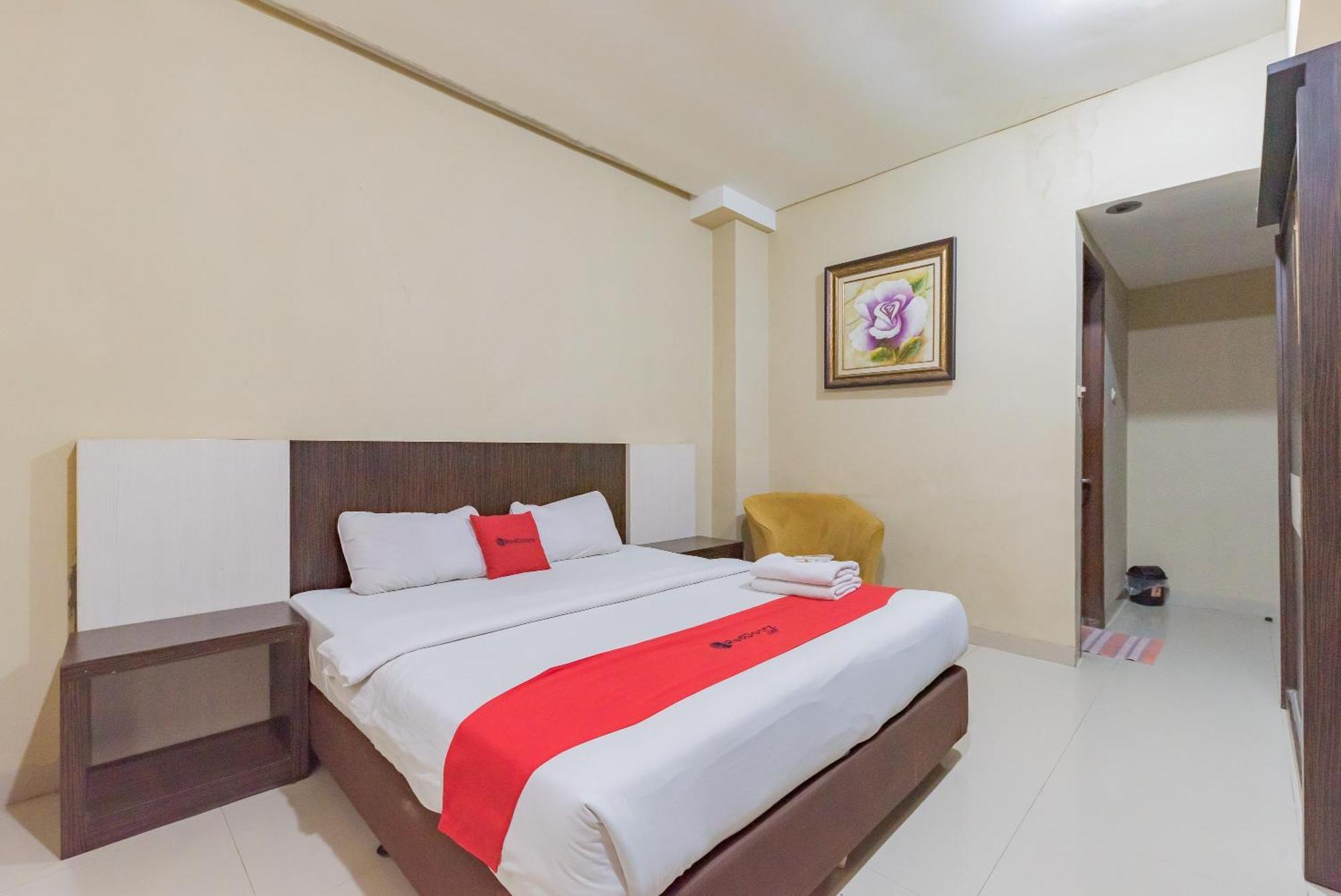 Reddoorz At La Mega Near Pasar Pagi Cirebon Hotel Exterior photo