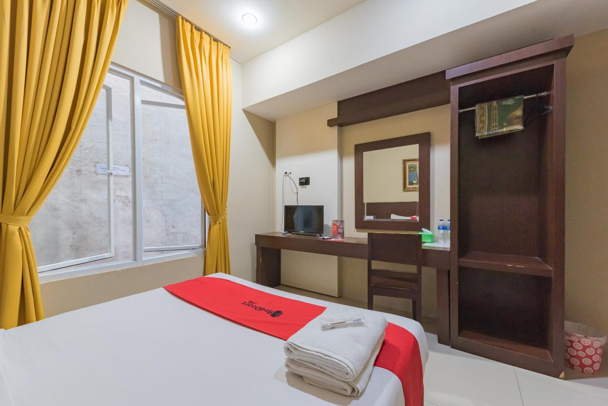 Reddoorz At La Mega Near Pasar Pagi Cirebon Hotel Exterior photo