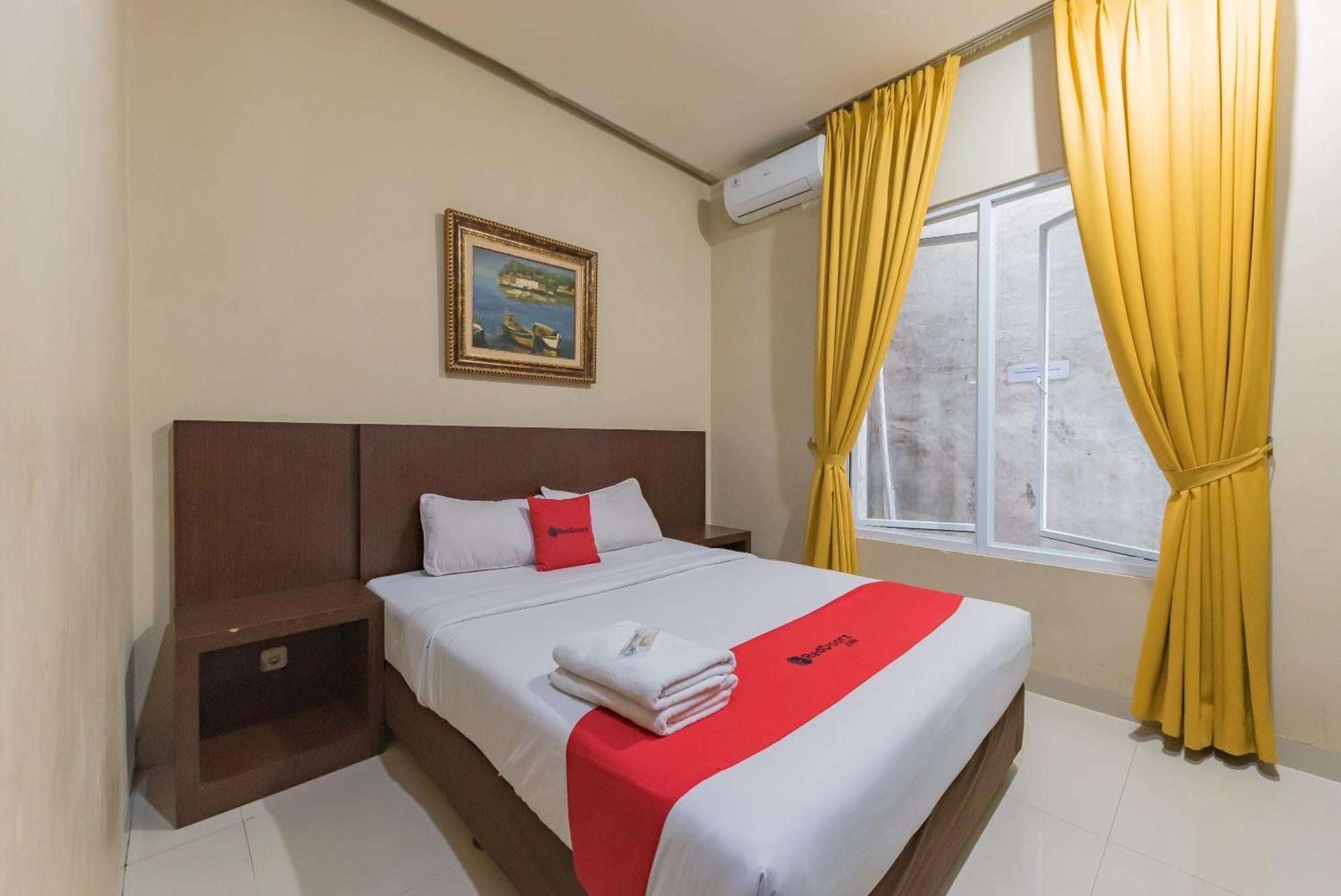 Reddoorz At La Mega Near Pasar Pagi Cirebon Hotel Exterior photo
