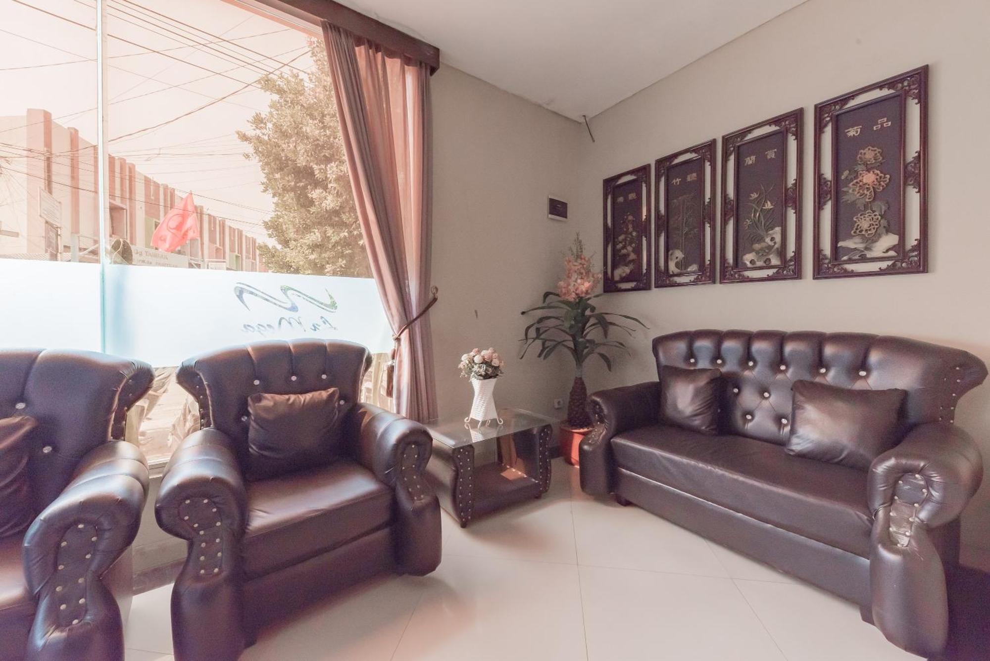 Reddoorz At La Mega Near Pasar Pagi Cirebon Hotel Exterior photo